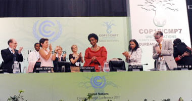 会議直後に拍手する気候変動枠組条約事務局長のフィゲレス（左から２番目）と、優雅に微笑む南アフリカ議長のマシャバネ（中央）© Leila Meid,IISD